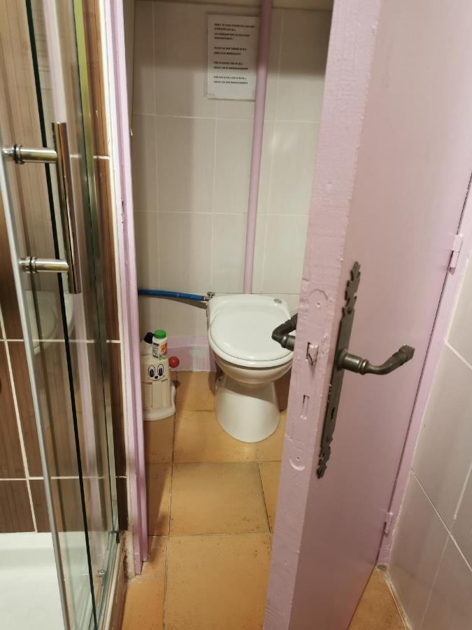 Appartement En Sous Sol De Villa Avec Acces Jardin Et Piscine Marseille Exterior photo