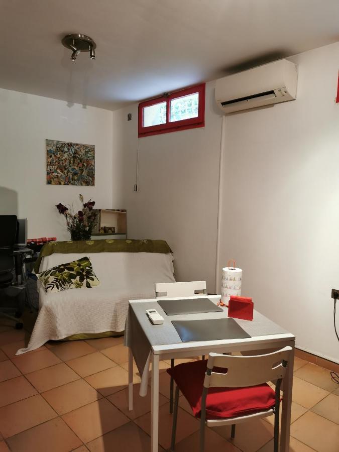 Appartement En Sous Sol De Villa Avec Acces Jardin Et Piscine Marseille Exterior photo