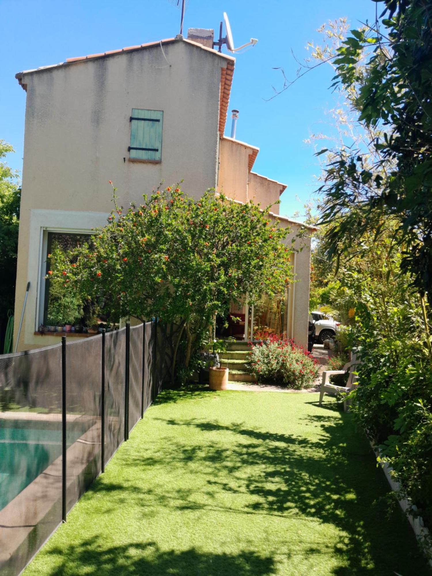 Appartement En Sous Sol De Villa Avec Acces Jardin Et Piscine Marseille Exterior photo